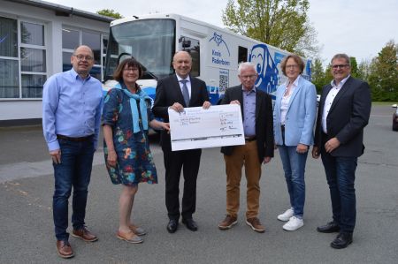 Habe den neuen Bücherbus besichtigt, getestet und für gut befunden – (v.l.) Klaus Stratmann, stellv. Bürgermeister der Stadt Bad Wünnenberg, Landrat Christoph Rüther, Michael Pavlicic, 2. Vorsitzender des Kultur- und Heimatausschusses des Kreises Paderborn, Susanne Schüssler, Vorsitzende des Kultur- und Heimatausschusses des Kreises Paderborn, Ute Dülfer, Bürgermeisterin der Stadt Lichtenaus, Burkhard Schwuchow, Bürgermeister der Stadt Büren und der Leiter der Kreisfahrbücherei Heinz-Josef Struckmeier © Diana Ramme, Presse- und Öffentlichkeitsarbeit